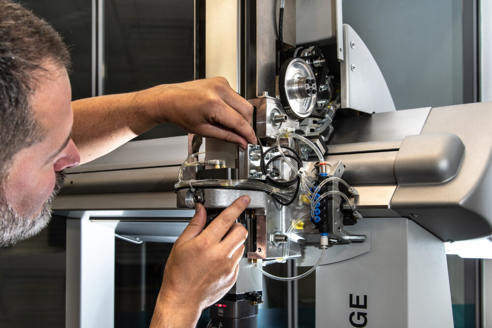 Conducting proactive services on a CMM